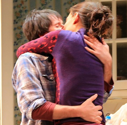 Nụ hôn của Katie Holmes và bạn diễn Josh Hamilton trong vở kịch