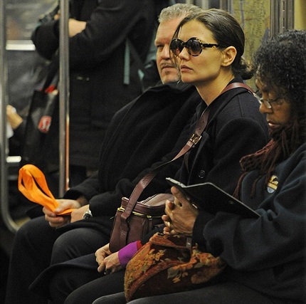 Rồi nữ diễn viên 33 tuổi lên xe điện ngầm trở về nhà như mọi người bình thường.