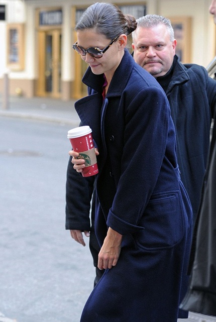 Do ảnh hưởng của siêu bão Sandy, mẹ con Katie Holmes đang phải ở khách sạn.