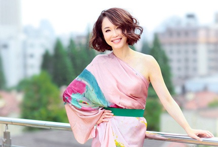 Ngẩn ngơ ngắm người đẹp không tuổi Phạm Văn Phương