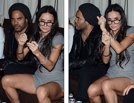 Demi nhảy nhót theo nhạc