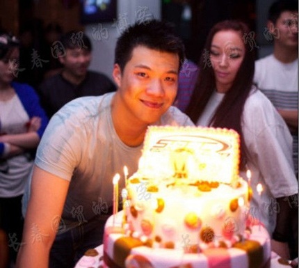 Người chồng thứ hai của Huỳnh Dịch là một doanh nhân trẻ và điển trai.