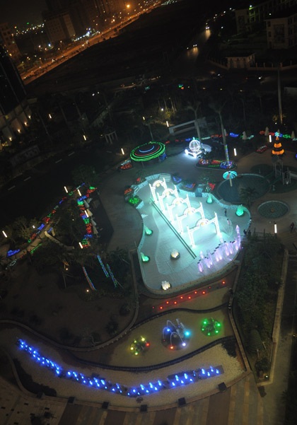 Trải nghiệm ánh đèn rực rỡ đón tuyết rơi lần đầu tại Hà Nội - 1 Khuôn viên vườn ngoài trời tọa lạc tại tầng 1 được trang hoàng thành không gian đèn màu đủ sắc cho