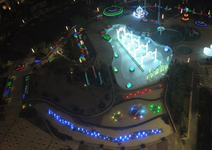 Trải nghiệm ánh đèn rực rỡ đón tuyết rơi lần đầu tại Hà Nội - 2 Khuôn viên vườn ngoài trời tọa lạc tại tầng 1 được trang hoàng thành không gian đèn màu đủ sắc cho