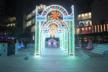 Trải nghiệm ánh đèn rực rỡ đón tuyết rơi lần đầu tại Hà Nội - 3 Con đường Hy vọng lung linh ánh đèn màu sẽ đưa bạn ghé thăm Tháp Pha lê và dẫn bạ