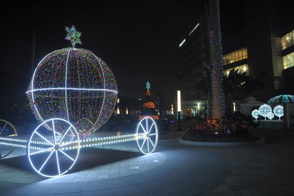 Trải nghiệm ánh đèn rực rỡ đón tuyết rơi lần đầu tại Hà Nội - 4 Con đường Hy vọng lung linh ánh đèn màu sẽ đưa bạn ghé thăm Tháp Pha lê và dẫn bạ