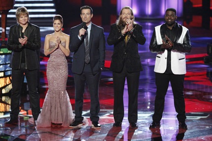 Trevin Hunte (phải) đã bị loại khỏi Top 3 của cuộc thi The Voice phiên bản Mỹ.