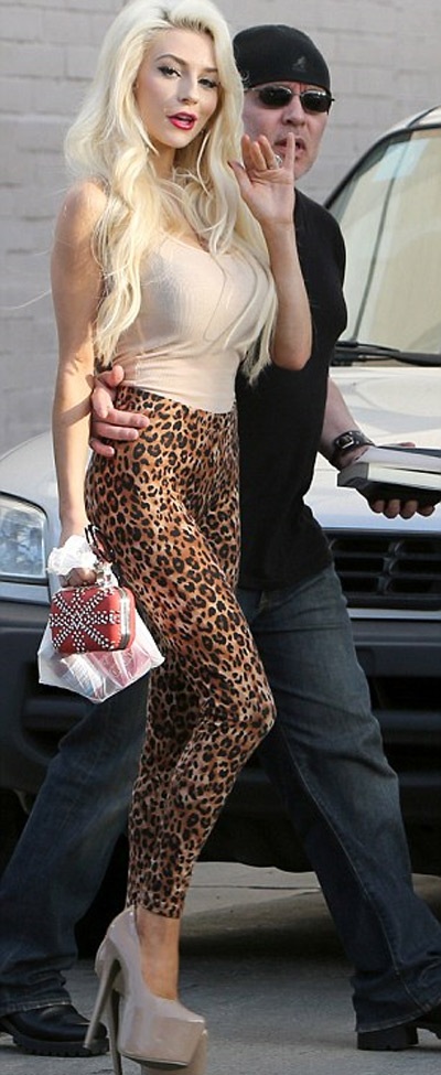 “Cô dâu tuổi teen” lênh khênh trên đôi giày siêu cao gót