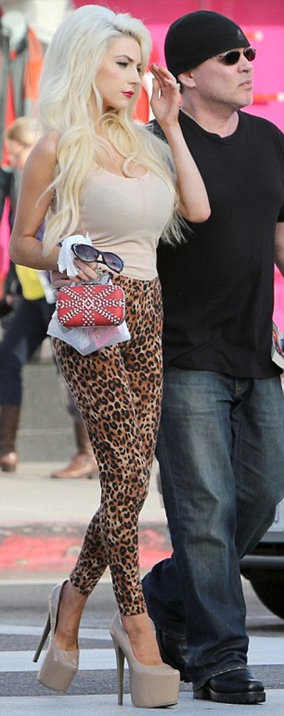 “Cô dâu tuổi teen” lênh khênh trên đôi giày siêu cao gót