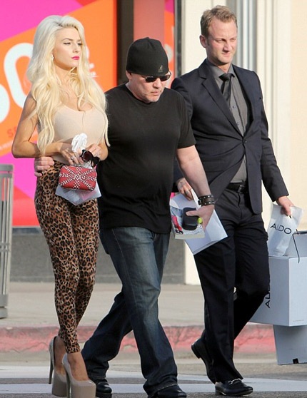 “Cô dâu tuổi teen” lênh khênh trên đôi giày siêu cao gót