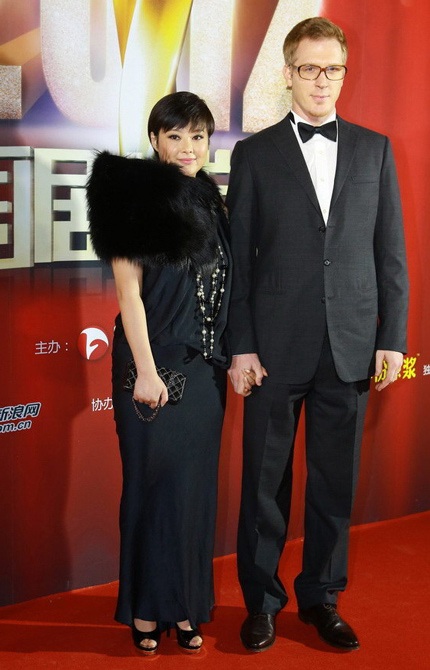 Thảm họa váy ren Viên Lập kín đáo lạ thường khi sánh đôi cùng ông xã