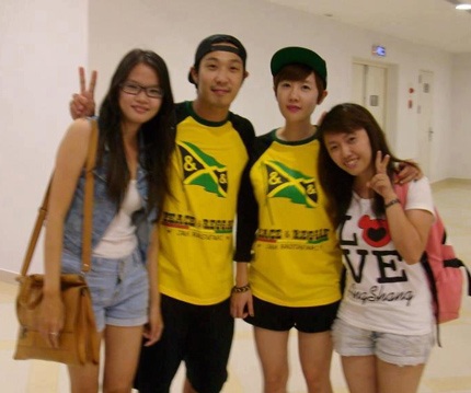 Sao Hàn thân thiện chụp ảnh và ký tặng fan Việt