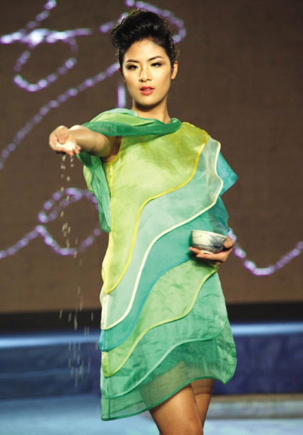 Hoa hậu Ngọc Hân trong phút trình diễn vung vãi “ngọc trời” tại tuần lễ thời trang Xuân hè 2013