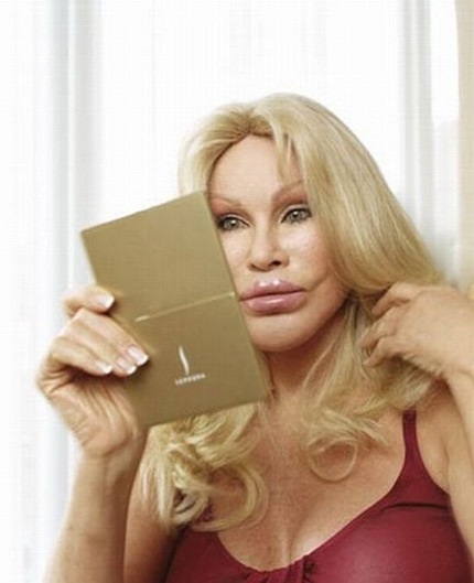 Gương mặt nặng botox và vết dấu thẩm mỹ khiến ngôi sao ngoài 70 tuổi ngày một đáng sợ và dị thường!