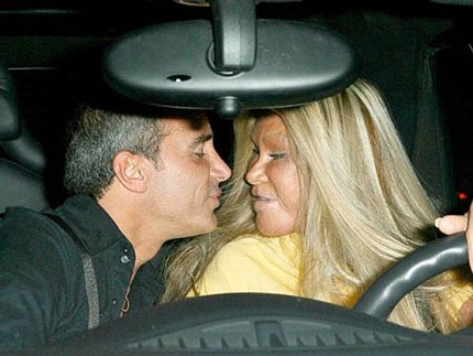 Gương mặt nặng botox và vết dấu thẩm mỹ khiến ngôi sao ngoài 70 tuổi ngày một đáng sợ và dị thường!