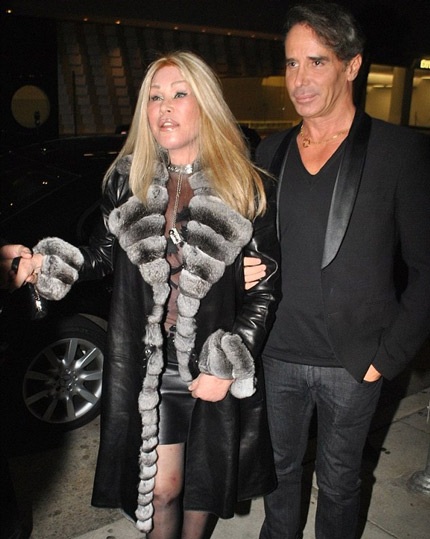 Gương mặt nặng botox và vết dấu thẩm mỹ khiến ngôi sao ngoài 70 tuổi ngày một đáng sợ và dị thường!