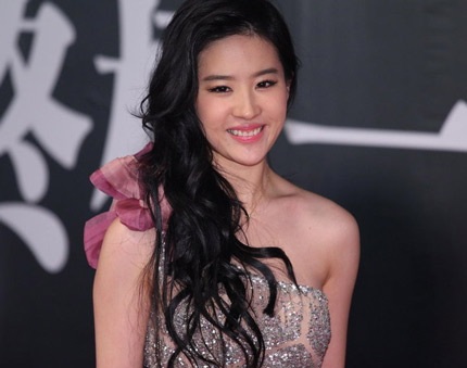 Lưu Diệc Phi tươi tắn sau tin đồn lộ ảnh "nude" - 6 Lưu Diệc Phi gợi cảm với váy nàng tiên cá