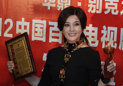 Lưu Hiểu Khánh nhận giải thưởng Nghệ sĩ được khán giả yêu thích nhất.