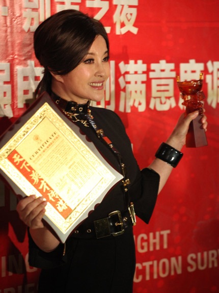 Lưu Hiểu Khánh nhận giải thưởng Nghệ sĩ được khán giả yêu thích nhất.