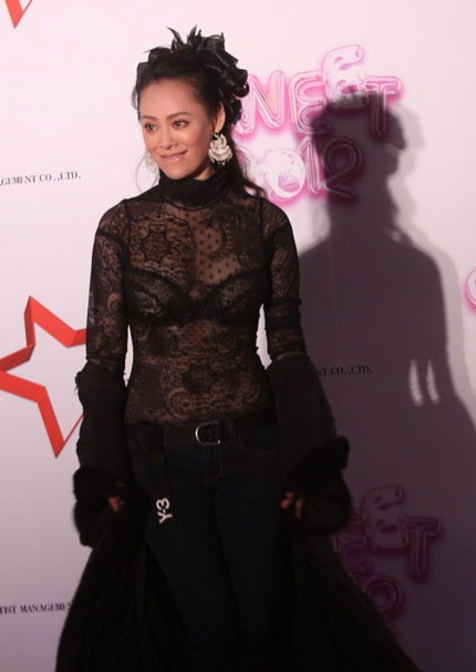 Ninh Tịnh tự tin diện áo xuyên thấu trong trời giá rét - 2 Cô thu hút giới truyền thông bởi nụ cười rạng rỡ và phong thái tự tin.