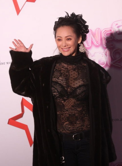 Ninh Tịnh tự tin diện áo xuyên thấu trong trời giá rét - 4 Cô thu hút giới truyền thông bởi nụ cười rạng rỡ và phong thái tự tin.