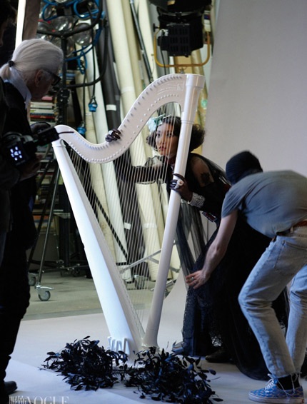 Ngay lập tức Karl Lagerfeld đề nghị cộng tác với nữ diễn viên xinh đẹp của Trung Quốc.