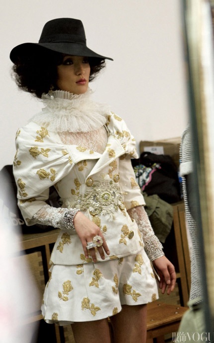 Cô xinh đẹp và kiêu sa như một tiểu thư.