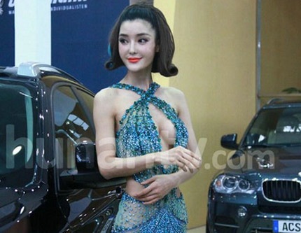 Zhi Liying thu hút sự quan tâm của các fan, phần lớn là nam giới và giới truyền thông.