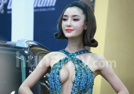 Zhi Liying thu hút sự quan tâm của các fan, phần lớn là nam giới và giới truyền thông.