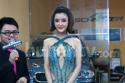 Zhi Liying vui vẻ trò chuyện, giao lưu với các khán giả hâm mộ có mặt tại triển lãm ô tô.