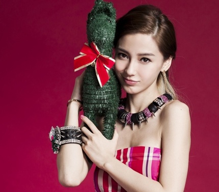 Angela Baby xinh đẹp chào đón Giáng Sinh