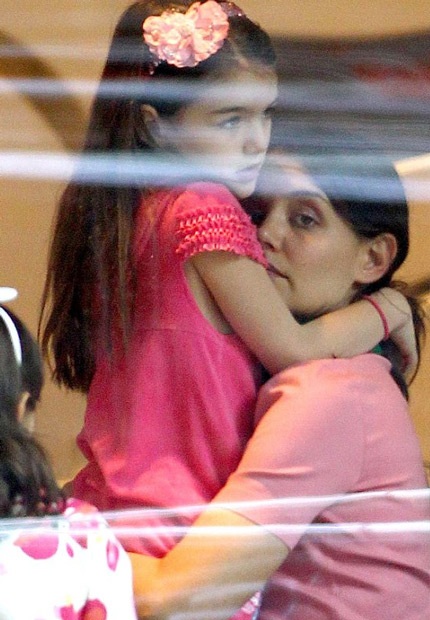 Bà mẹ 34 tuổi hạnh phúc khi có con gái ở bên trong ngày sinh nhật.