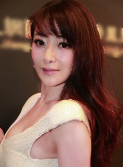 Trần Tử Hàm thu hút mọi ánh nhìn khi tham dự một sự kiện diễn ra tại Bắc Kinh, tối qua 19/12.