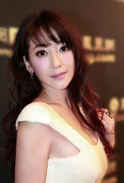 Trần Tử Hàm thu hút mọi ánh nhìn khi tham dự một sự kiện diễn ra tại Bắc Kinh, tối qua 19/12.