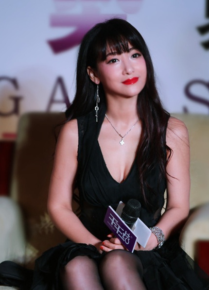 Trần Tử Hàm gợi cảm với đầm trễ vai khi góp mặt tại lễ trao giải vài ngày trước.