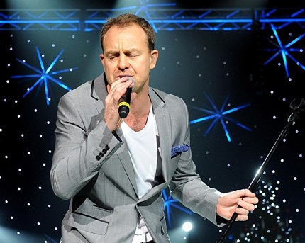 Jason bày tỏ tình cảm của anh với Kylie bằng một màn bế bổng cô ngay trên sân khấu.