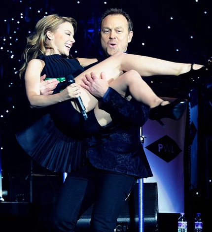 Jason bày tỏ tình cảm của anh với Kylie bằng một màn bế bổng cô ngay trên sân khấu.