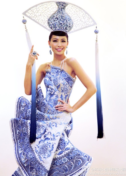 Chiếc váy cầu kỳ này được lấy ý tưởng từ trang phục của các mỹ nhân thời nhà Minh.