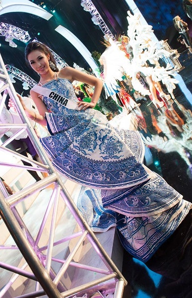 Dọc thân váy là những họa tiết hoa sen và rồng phượng.