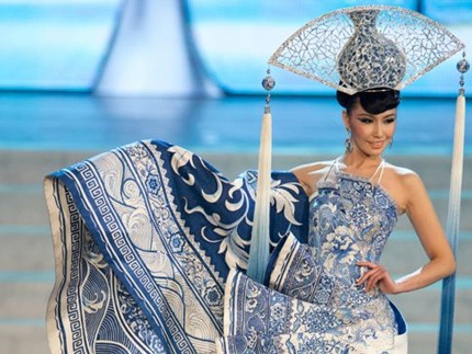 Dọc thân váy là những họa tiết hoa sen và rồng phượng.