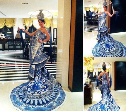 Dọc thân váy là những họa tiết hoa sen và rồng phượng.