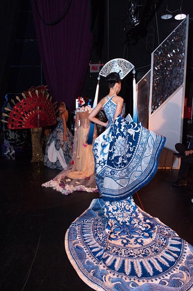 Chiếc váy cầu kỳ này được lấy ý tưởng từ trang phục của các mỹ nhân thời nhà Minh.