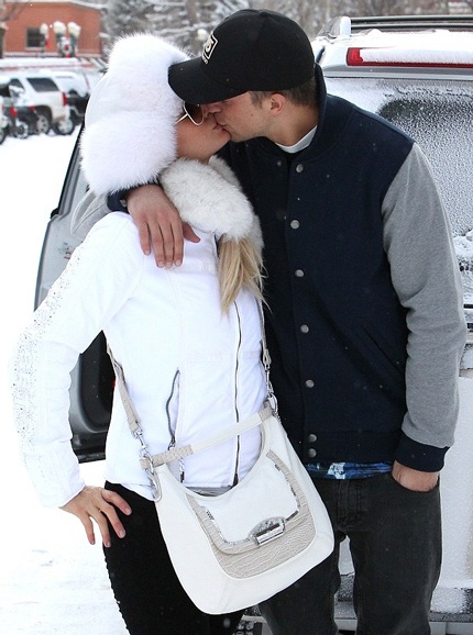 Cặp tình nhân hôn nhau ngay trước mắt giới săn tin để chứng tỏ họ đang say đắm trong men tình.