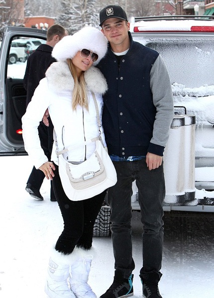 Cặp tình nhân hôn nhau ngay trước mắt giới săn tin để chứng tỏ họ đang say đắm trong men tình.