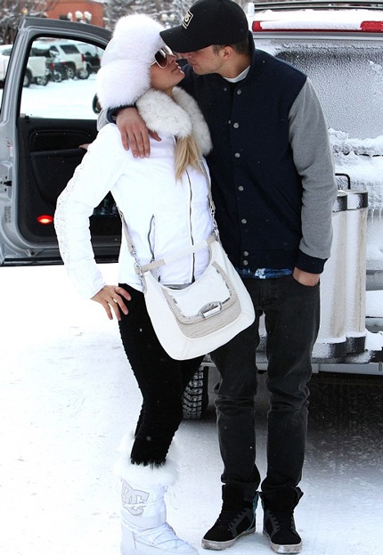 Cặp tình nhân hôn nhau ngay trước mắt giới săn tin để chứng tỏ họ đang say đắm trong men tình.