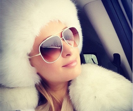 Cặp tình nhân hôn nhau ngay trước mắt giới săn tin để chứng tỏ họ đang say đắm trong men tình.