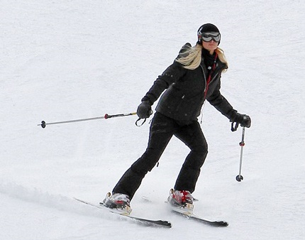 Paris Hilton thể hiện khả năng trượt tuyết của mình.