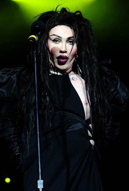 Choáng váng với màn lột đồ trên sân khấu của nữ ca sĩ U50 - 6 Pete Burns trình diễn cùng ban nhạc