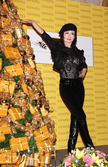 Trước đó vài ngày, Phan Nghinh Tử diện áo ren cách điệu khi tham dự một buổi họp báo.