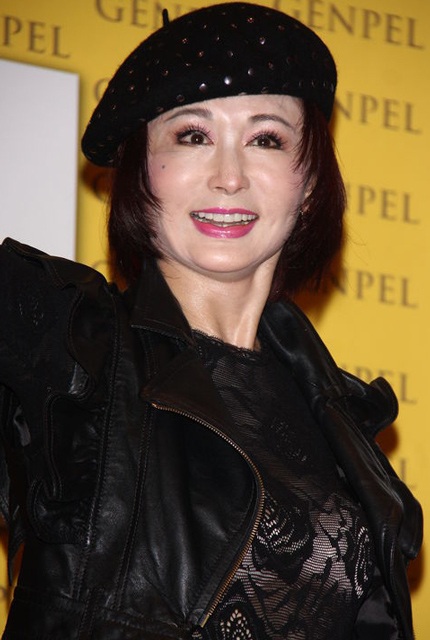 Trước đó vài ngày, Phan Nghinh Tử diện áo ren cách điệu khi tham dự một buổi họp báo.